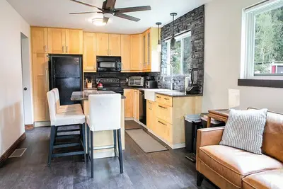 Image de Brighton Ski Cabin by Cottonwood Lodging