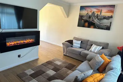 Image de Stunning cozy three bedroom house near Ari