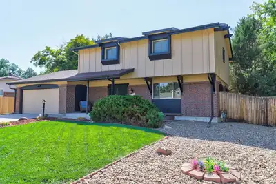 Image de Large home inArvada, centrally located, 50 min to ski, free parking garage. 420ok