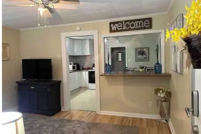 Image de Adorable 2 Bedroom Modern Home