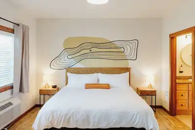 Image de King Deluxe Studio Suite with Full Kitchen and Washer/Dryer in the Heart of Kalispell, Mt