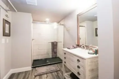 Image de Boutique hotel in historic downtown Seneca. Room#1, Q/K combo.