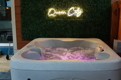 Image de ~New Hot Tub~ Luxury Property, Just minutes from Uptown!