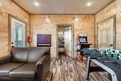 Image de Only 4 miles to Dollywood! Family Fun with hot tub, arcade, and foosball! Wifi!