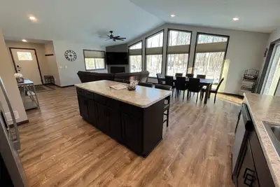 Image de The Ridge - New Modern Home!