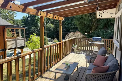 Image de Cozy 2 Br private house - 1 minute drive to the beach and lower Gibsons!