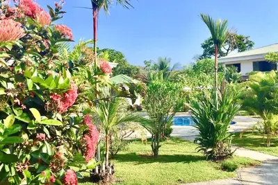 Image de 2br 2ba, Comfortable Vacation Home with Tropical Garden and Pool View