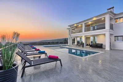 Image de Villa Moderna - Villa Neuve de 6 chambres avec piscine chauffée et vue sur la mer