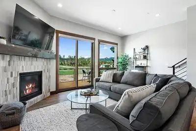 Image de New townhome with mountain views and hot tub minutes from Winter Park Resort