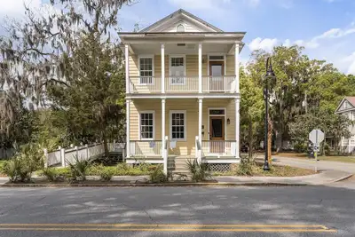 Image de Historic Charm meets Modern Comfort