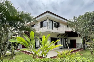 Image de 2br 2ba, Comfortable Vacation Home with Tropical Garden and Pool View