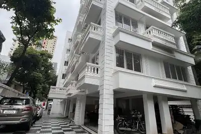 Image de \"Bandra's Premium Luxury: Your Premium 2 Bhk Duplex Awaits\" 2 kms to Jio