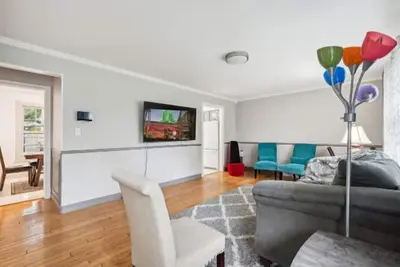 Image de 2 King Bdrms 1 Queen Bdrm! 20 minutes to O'Hare Airport. Parks and shopping!