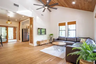 Image de Newly Remodeled Garden Bungalow, 10 minutes from Downtown!
