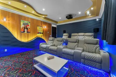 Image de Yvr/Lux custom /theatre/central/🏡