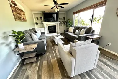 Image de Suburban Oasis with Hot Tub Spa