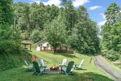 Image de Charming Mtn Cabin, Hot Tub+Fire Pit, Private, WiFi, Grill, Near Green Mtn Area!
