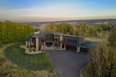 Image de Aspen Shores Lodge - New mountain-modern estate on a private lake. With 7 en-suite king rooms and 2 large bunkrooms, it sleeps up to 40 guests—perfect for family reunions, retreats, and group getaways in a secluded luxury setting.