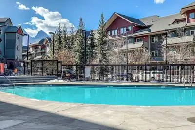 Image de Heated Pool, Hot Tubs, and Comfort for 6: Your Desired Canmore Escape!