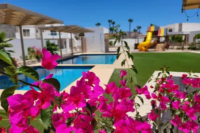 Image de Eco-Friendly, 100% Solar Powered New Beach House.