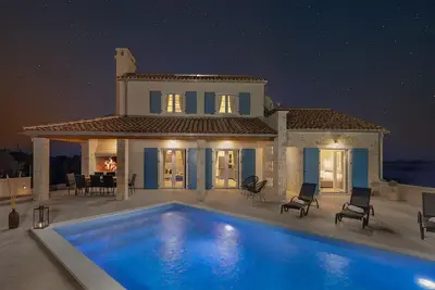 Image de Superbe maison à Nin avec WiFi