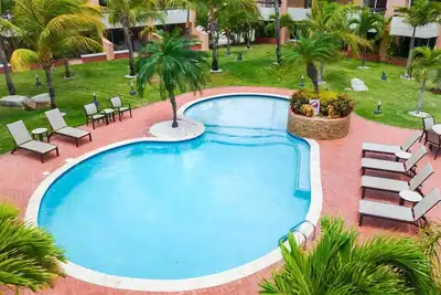 Image de 5 Min Walk to Eagle Beach ~ Relaxing Oasis ~ Pool ~ Gym!