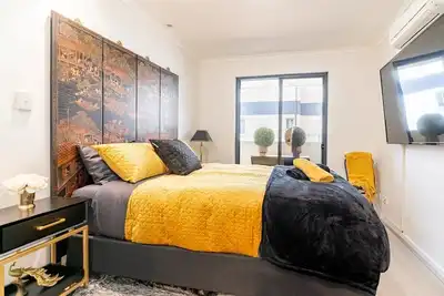 Image de Cbd 2bedrms 2 onsuite bathrms, free parking and WiFi, sleeps 8\n