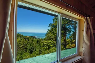 Image de Family sized House, Ocean View, Game Room, Deck & Yard. Close to everything!