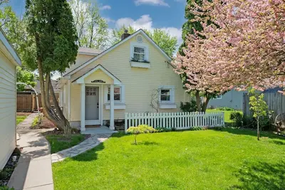 Image de The Little Yellow Cottage