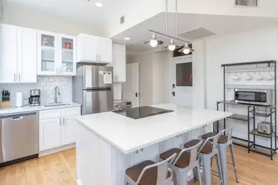 Image de Downtown Digs penthouse with free parking!