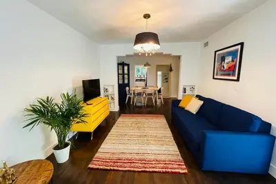 Image de 3 Bedroom Apartment w/ Backyard Oasis