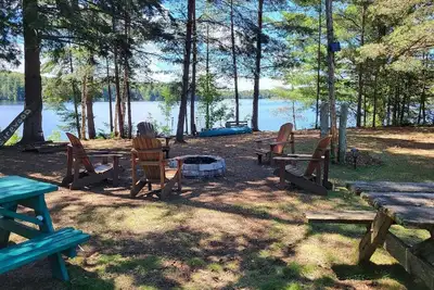 Image de Cottage Is On 1000ft Direct Waterfront On Blak Lake On 6. 5 Acres. Very Private