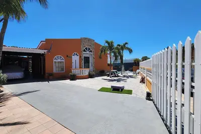 Image de Villa for 12 + Pool + Wi-Fi Eagle Beach \nSleeps 12, 6 Bedrooms, 7 Bathrooms