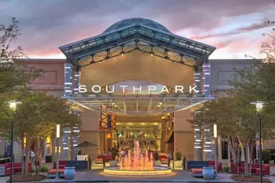 Image de Spacious 3-level, 4-bdrm condo with free parking.