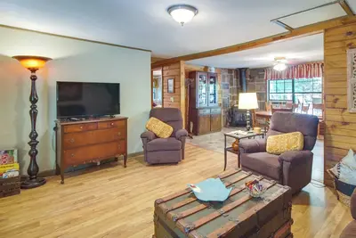 Image de Pet-Friendly Elkins Vacation Rental w/ Decks!