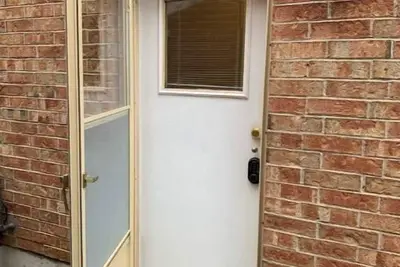 Image de Cozy separate entrance basement