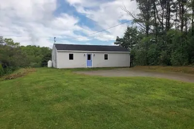 Image de Peaceful, Centrally Located Home with Seasonal River Views