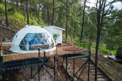 Image de Luxury Geodesic Eco Dome in Nature: Exclusive Glamping in Tiny Pines Sky Dome