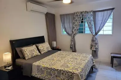 Image de Central Apartment entire unit w Rental Car Access