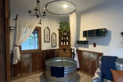 Image de Renovated Montalba Post Office rich with history and rustic charm.