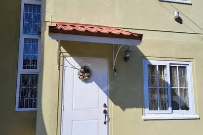 Image de Yahweh's house\nSpacious Town house gated community. Near gas station supermarket