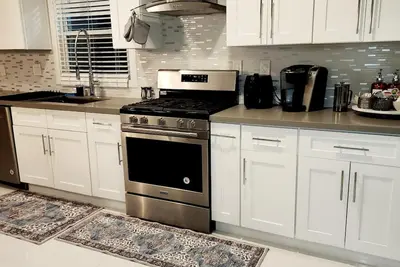 Image de Beautiful home located 10-20min from 2 major universities and sporting stadiums!