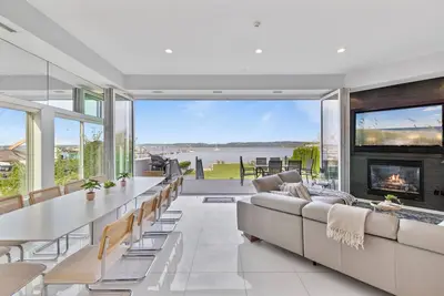 Image de A spectacular contemporary home sits in downtown historic Piermont!