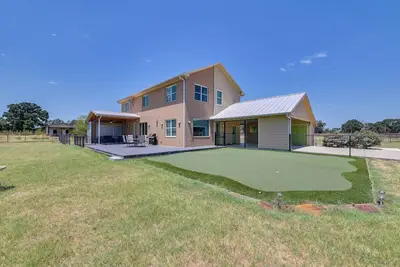 Image de 26-Acre Pilot Point Ranch Home w/ Pool & Mini Golf