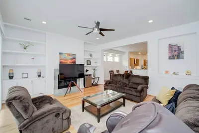 Image de Modern Luxury Family Home in Montrose w/ Parking!