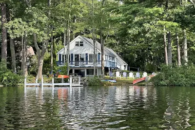 Image de 4 Bedroom Lake House with Sandy Entrance & Boat Dock