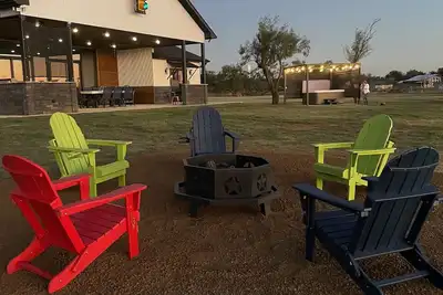 Image de Lakefront Home with lit pickleball basketball court & walk-in beach. Sleeps 12.