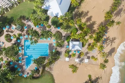 Image de Sunny Condo, and Pool Opens to Beach Beyond