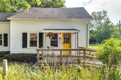 Image de Peaceful Franklin Cottage ~ 1 Mi to Downtown!