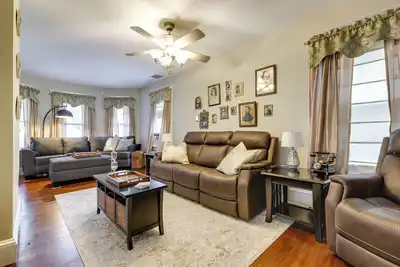 Image de 3 Mi to Dtwn: Springfield Home w/ Deck!